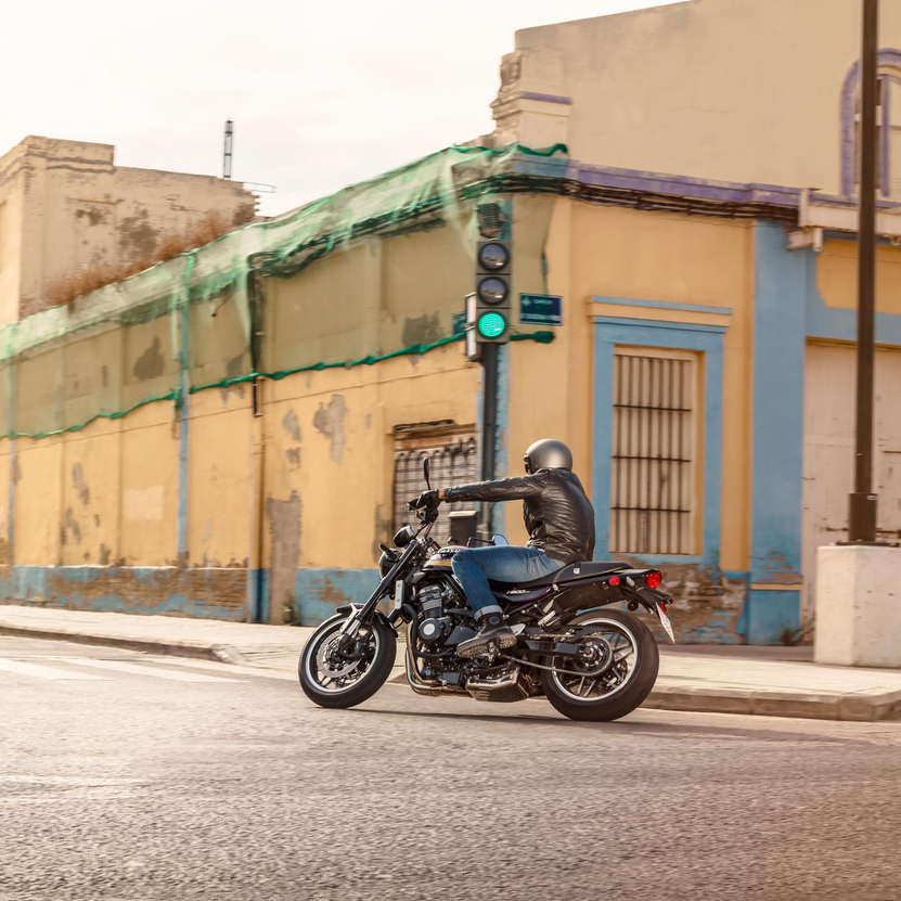 Kawasaki Z900RS moottoripyörä, Candy Tone Red (2026) - Image 3