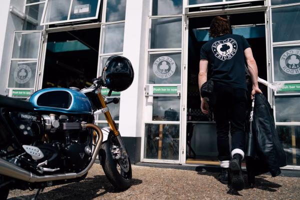Triumph Ace Cafe Pocket T-paita, Koko: M, musta - Image 3