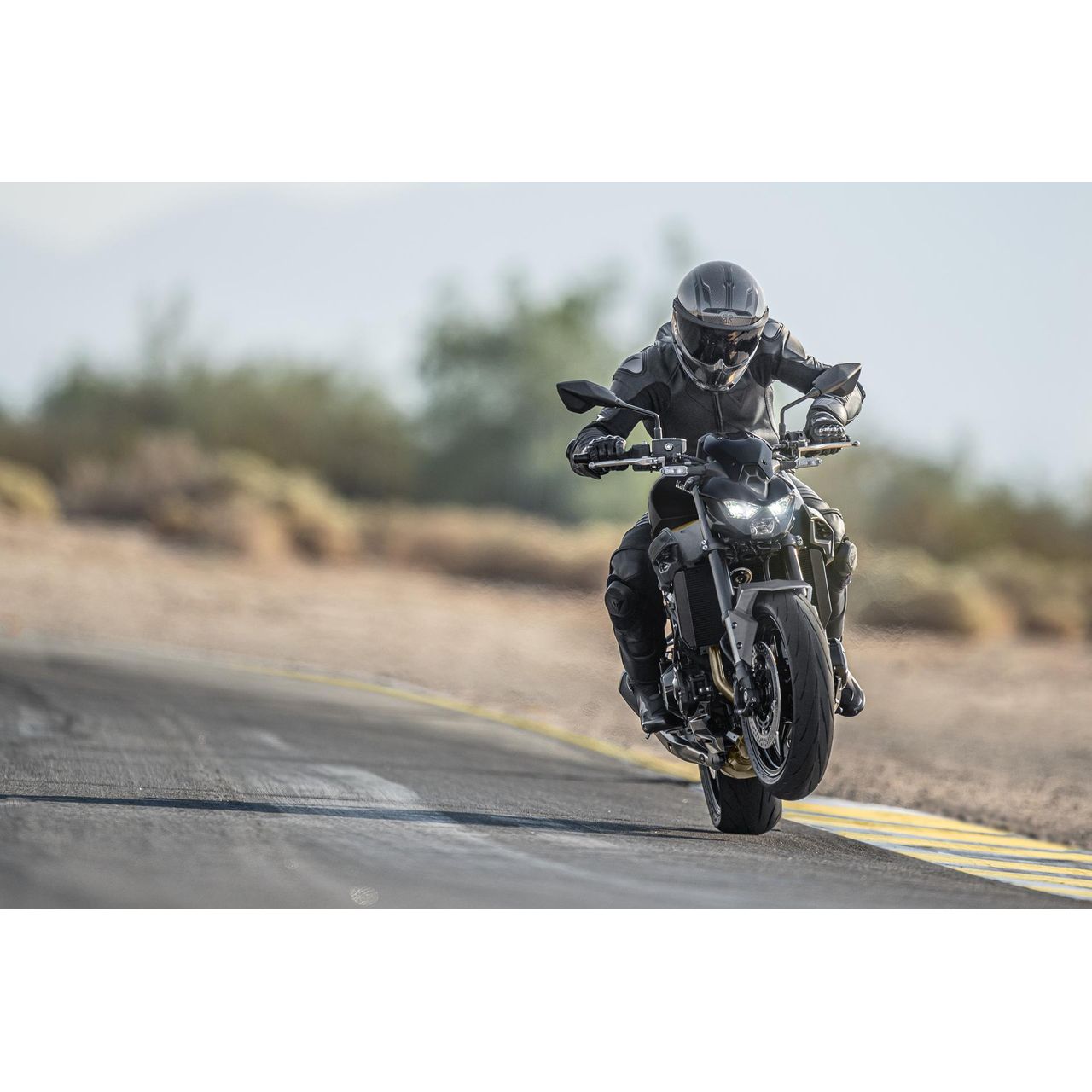 Kawasaki Z900 moottoripyörä - Candy Lime Green / Metallic Carbon Gray (2026) - Image 5