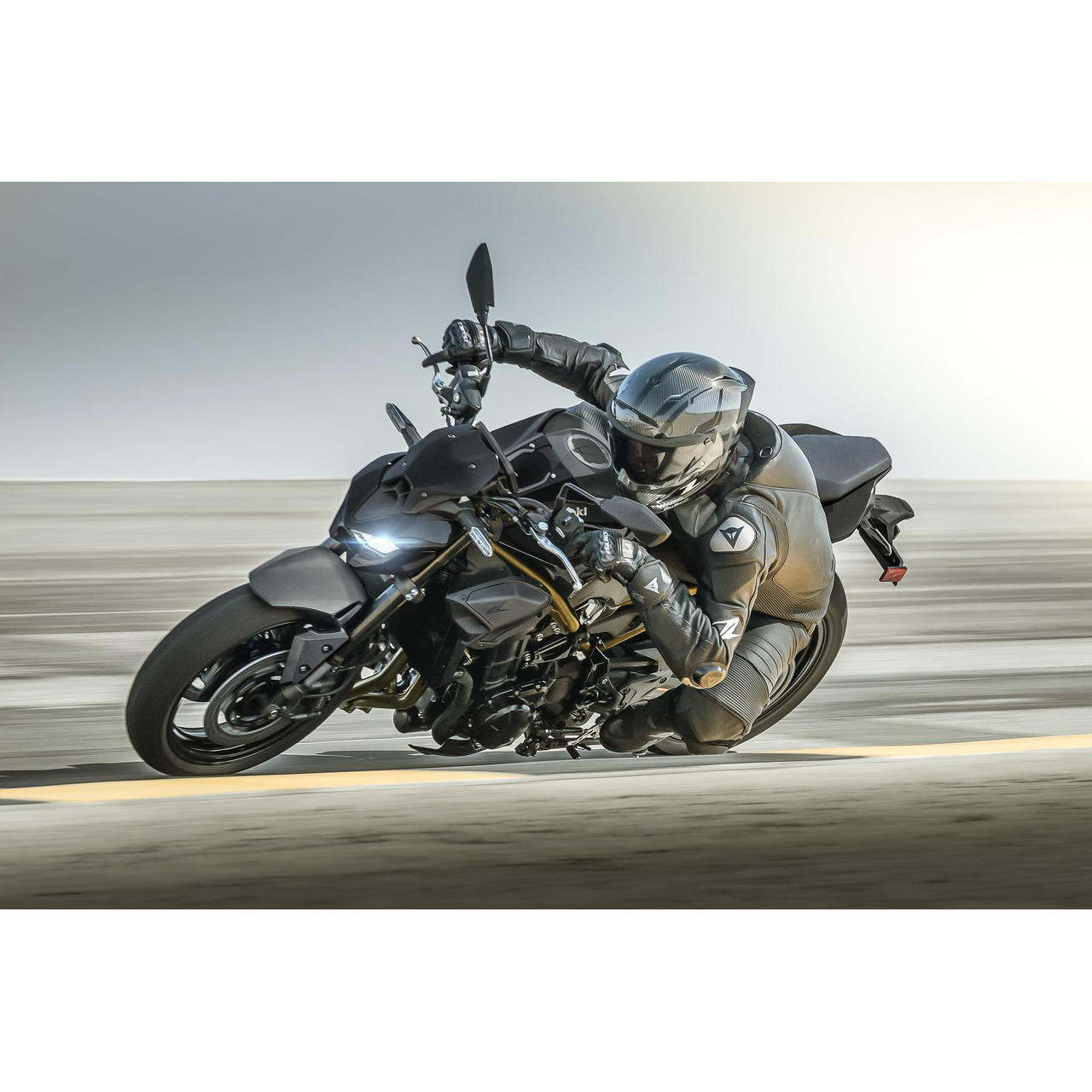 Kawasaki Z900 moottoripyörä - Candy Lime Green / Metallic Carbon Gray (2026) - Image 6