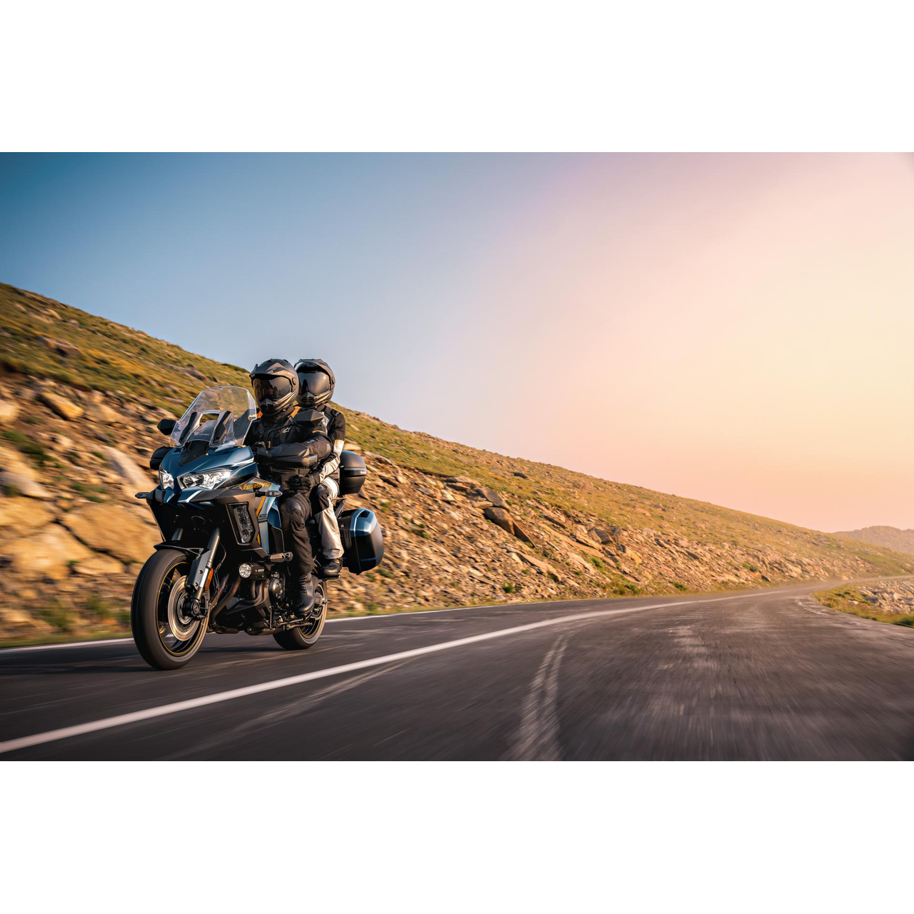 Kawasaki Versys 1100 SE - Emerald Blazed Green / Metallic Diablo Black (2026) - Image 6