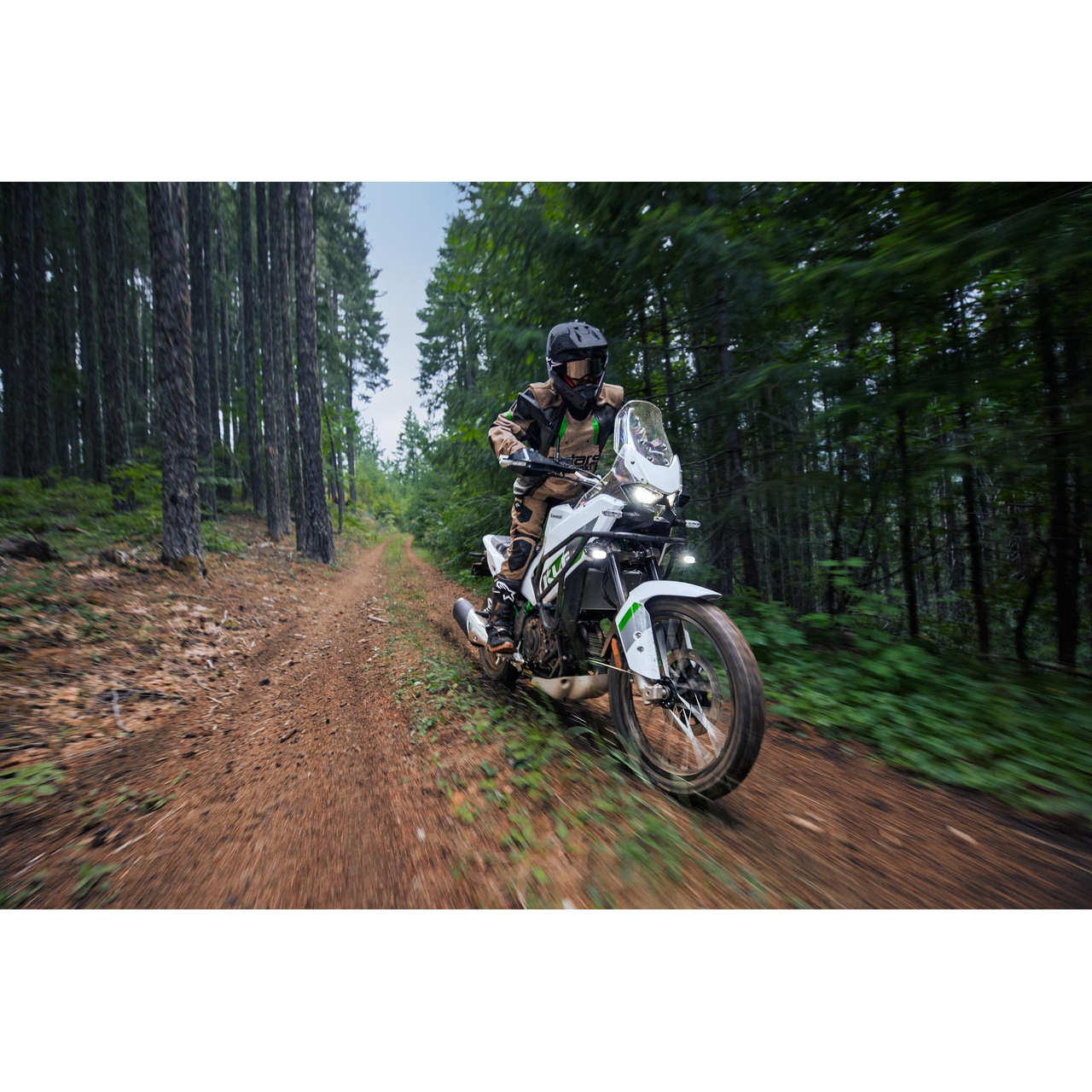 Kawasaki KLE500 SE – aitoa seikkailua asfaltin tuolle puolen, Metallic Bluish Green (2026) - Image 2