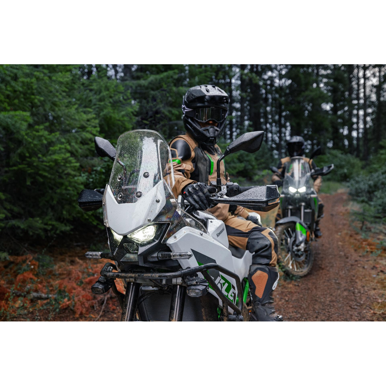 Kawasaki KLE500 – aitoa seikkailua arkeen ja maastoon, Metallic Carbon Gray / Ebony (2026) - Image 4