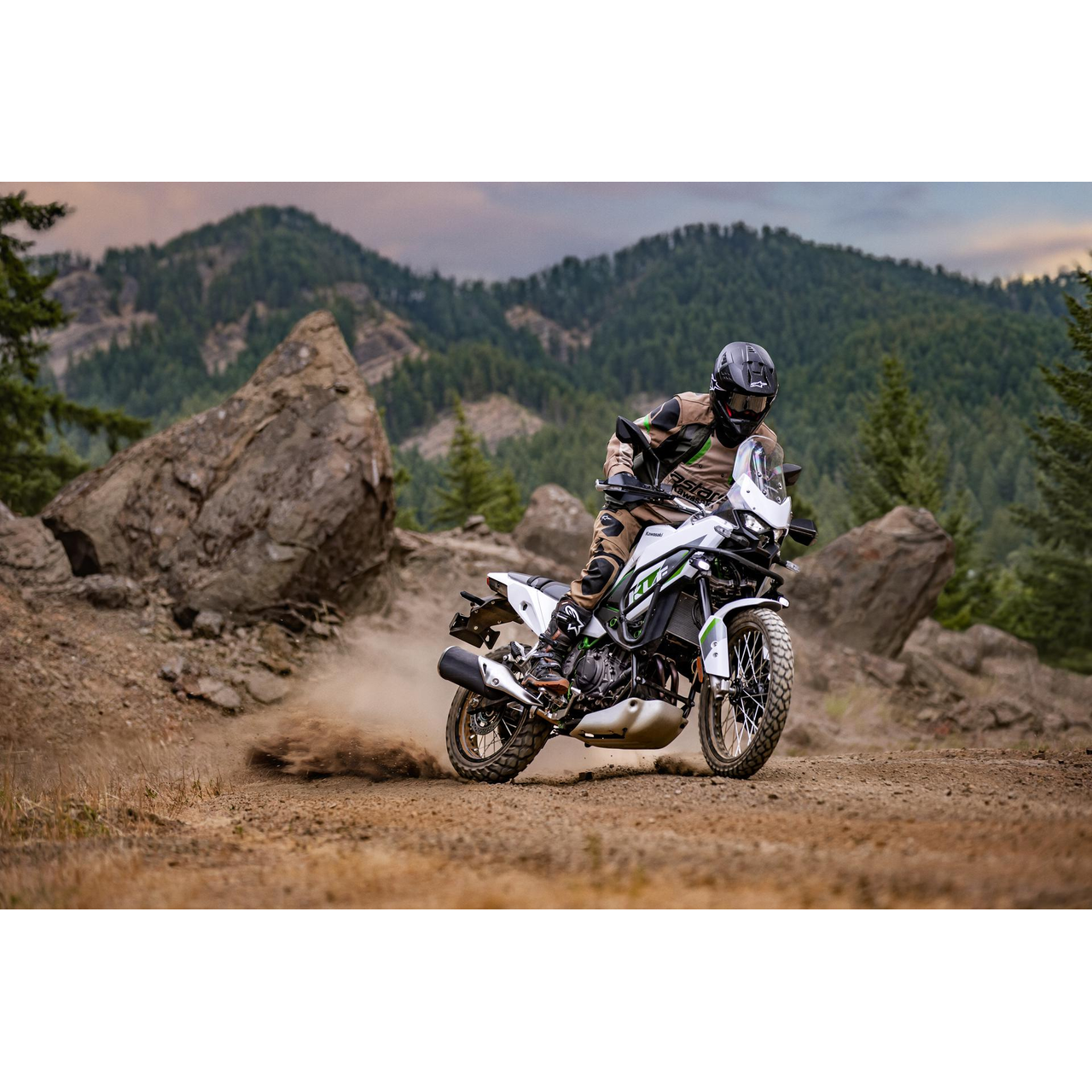 Kawasaki KLE500 SE – aitoa seikkailua asfaltin tuolle puolen, Metallic Bluish Green (2026) - Image 3