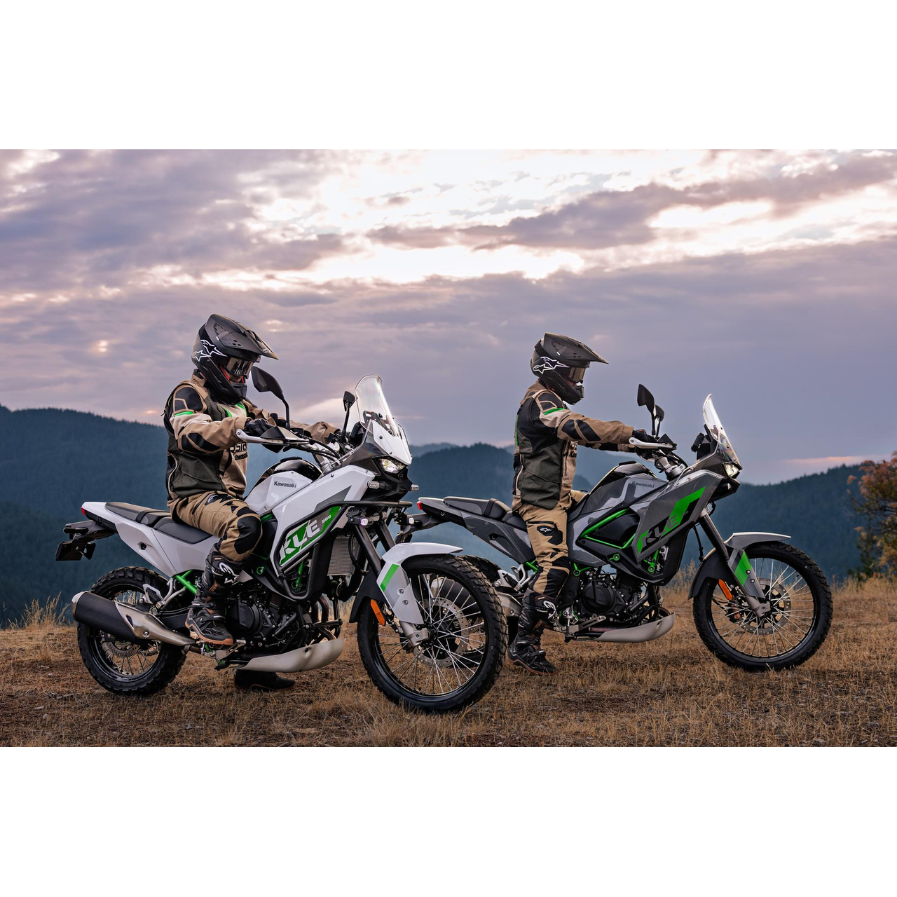 Kawasaki KLE500 – aitoa seikkailua arkeen ja maastoon, Metallic Carbon Gray / Ebony (2026) - Image 5